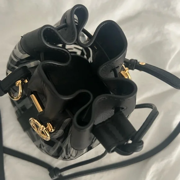 đź‘‘âś…PRICE FIRMâś…AUTHENTIC Fendi Black & Gold Mon Tresor Mini Bucket - Picture 5 of 16